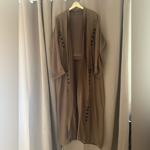 Beautiful dress bought in Abu Dhabi for entering the Mosque - Picture 2 of 6